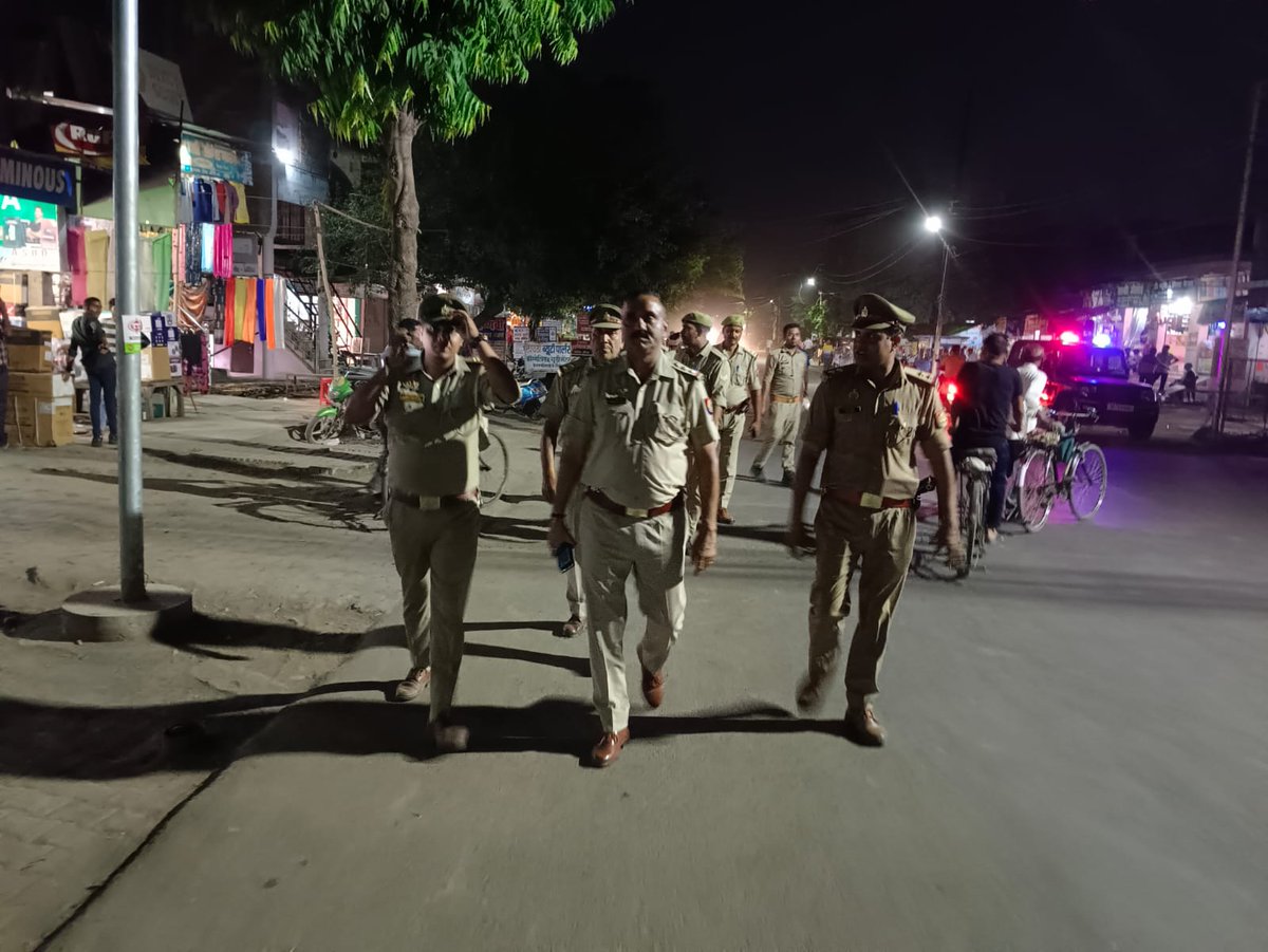 #Auraiya_Police
#Footpatrolling
SPऔरैया @ipsCharuNigam के कुशल निर्देशन में लोकसभा चुनाव-2024 के दृष्टिगत जनपद में शांति एवं कानून व्यवस्था को सुदृढ़ बनाये रखने हेतु थाना कोतवाली औरैया पुलिस टीम द्वारा थाना क्षेत्रांतर्गत पैदल गस्त किया गया व लोगों से संवाद कर उनको सुरक्षा के