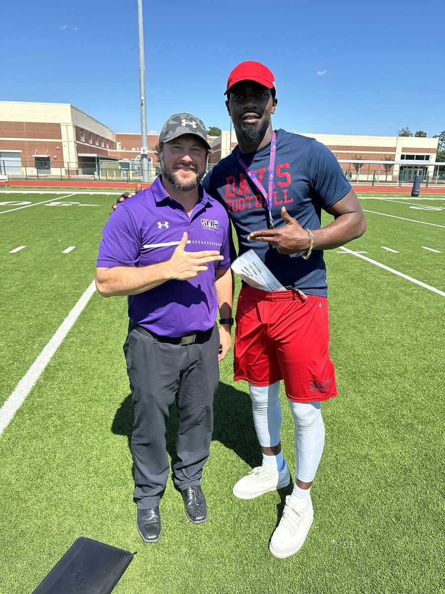 Shoutout to @CoachJMay from SFA for stopping by Davis. We appreciate you!

#BOD
