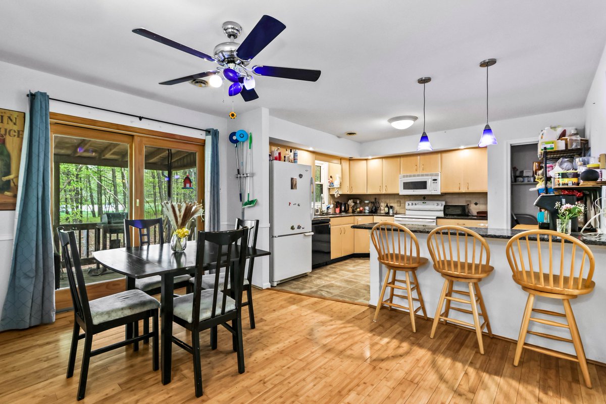 choicegroupkw's tweet photo. #JUSTLISTED: This move-in-ready Bi-level home just hit the market! Featuring large kitchen w/ GRANITE COUNTERTOPS on an acre of land in Blakeslee! Call us at 570-243-1619 for showing: https://t.co/HYDOQhWwN8
#poconos #choicerealtygroup #choicegroupsells #kellerwilliams #realtors https://t.co/36KzhcSfTd