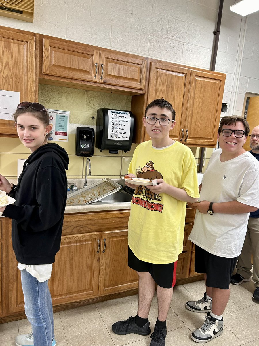 Fairmont Industries finished the last full week of school with breakfast! Everyone had a job and worked together! 🍳🥞🍳

#wearefirebirds