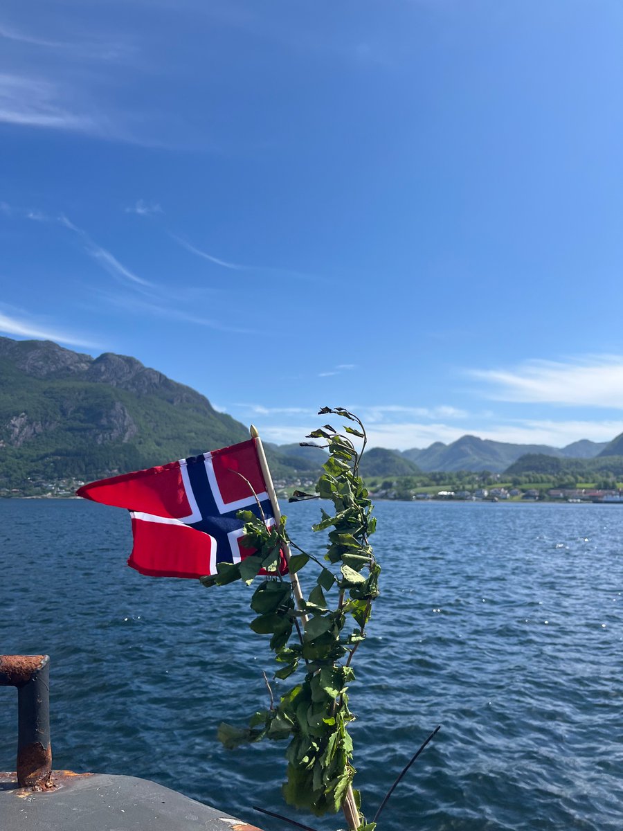 Olipa kokemus olla Norjassa maan itsenäisyyspäivänä 17.5. 🇳🇴
Iloinen kansanjuhla, yleinen vapaapäivä (kaupat kiinni, osa ravintoloista auki) joten lähes kaikki pääsivät juhlimaan.  Lisäksi norjalaiset pukeutuivat kansallispukuihin tai muuten vain parhaimpiinsa.