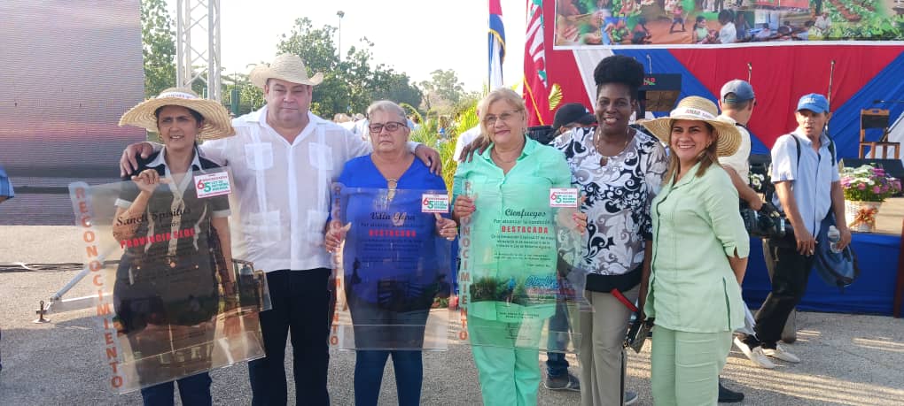 Acto de homenaje al campesinado cubano realizado en Santi Espíritus, prov. vanguardia de #65Anap ¡Felicidades¡ Se entregó a 17 #MujeresEnRevolución el certificado de la tierra. Las Provincias Villa Clara y Cienfuegos resultaron destacadas.
