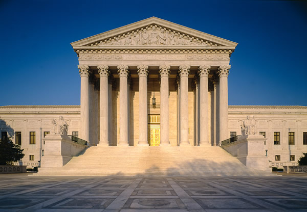 In suit by delivery drivers over classification as independent contractors, SCOTUS held courts lack discretion to dismiss a suit on the basis of #arbitration agreement where a party requests stay, Wolters Kluwer's #Labor & #Employment Law Daily reports. vitallaw.com/news/arbitrati…