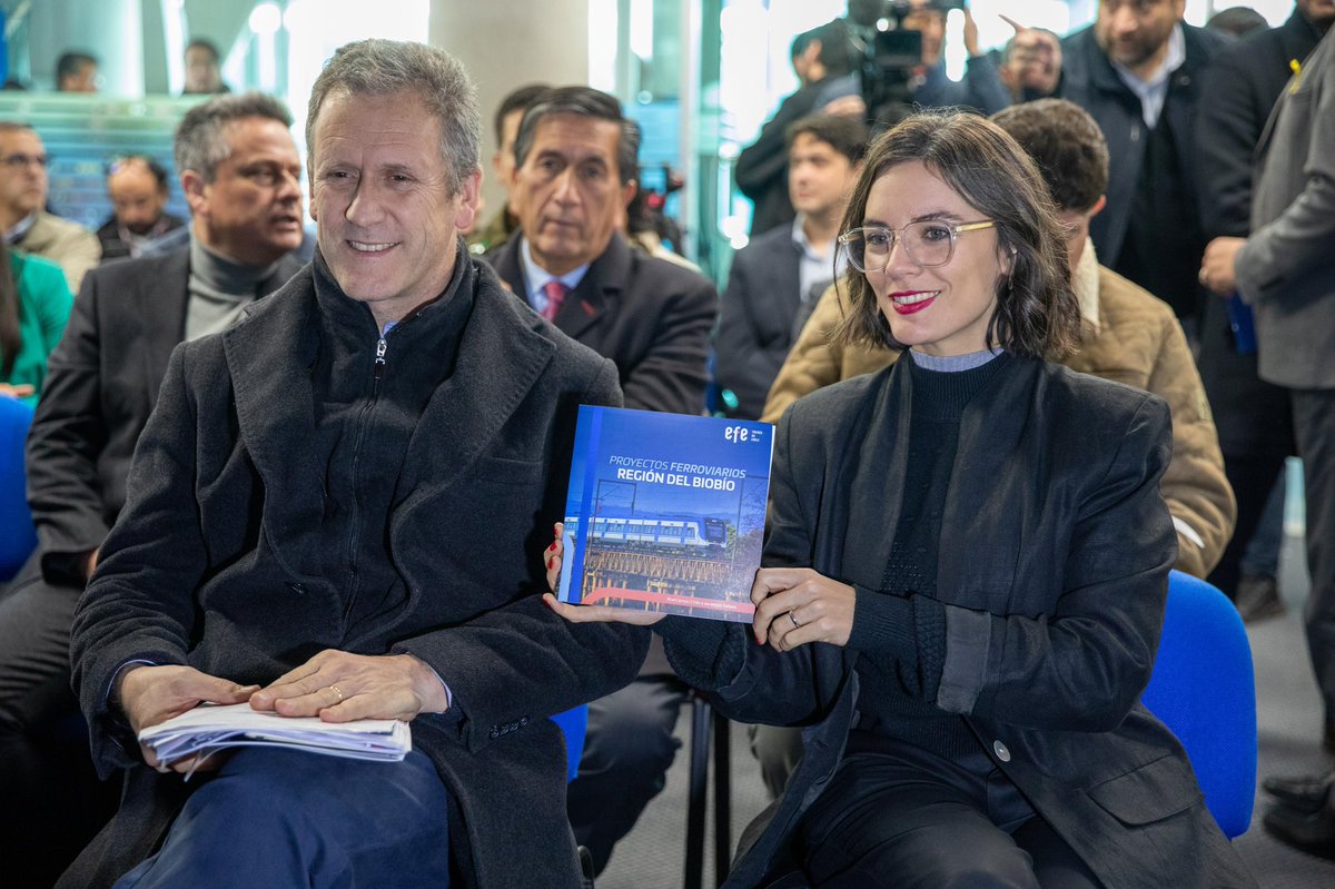 ¡Avanzamos en trenes para Chile! 🤩🚊Desde  #Concepción, el ministro de <a href="/MTTChile/">Ministerio de Transportes y Telecomunicaciones</a>, <a href="/JuanCaMunozA/">Juan Carlos Muñoz Abogabir</a> y el presidente de <a href="/EFETrenesChile/">EFE Trenes de Chile</a>, Eric Martin, presentaron el Plan Maestro Ferroviario de la Región del Biobío. ¡Los trenes cumplen un rol social insustituible! A través de una