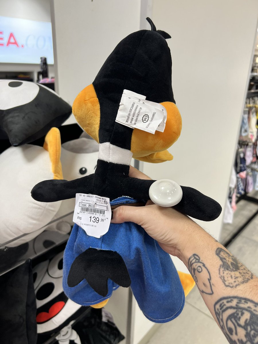 mariilustra's tweet photo. Atenção! Encontrei um Patolino com calça de shopping aqui no shopping. https://t.co/nPOPJtpCyC