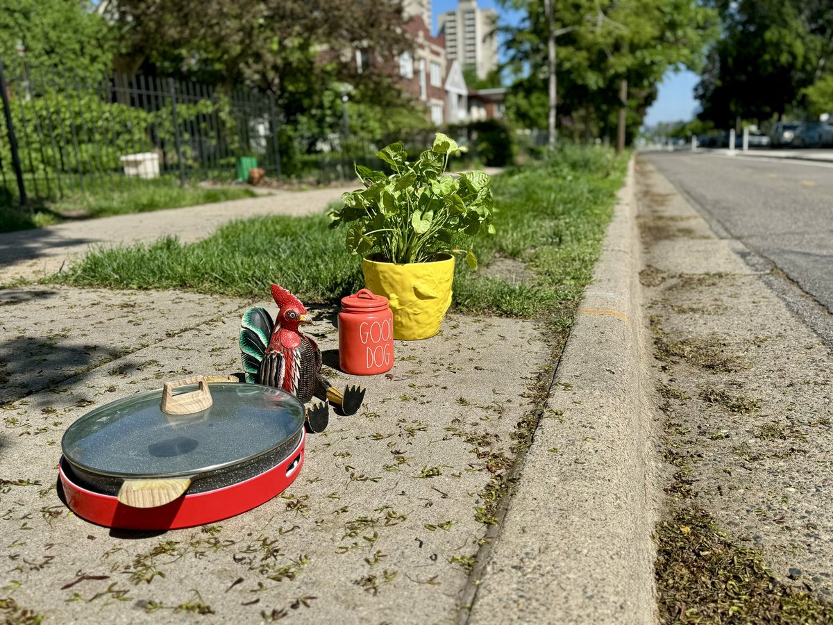 Walking & biking as transportation means I can pause to notice and appreciate boulevard roosters (& other free curb items). 🐓