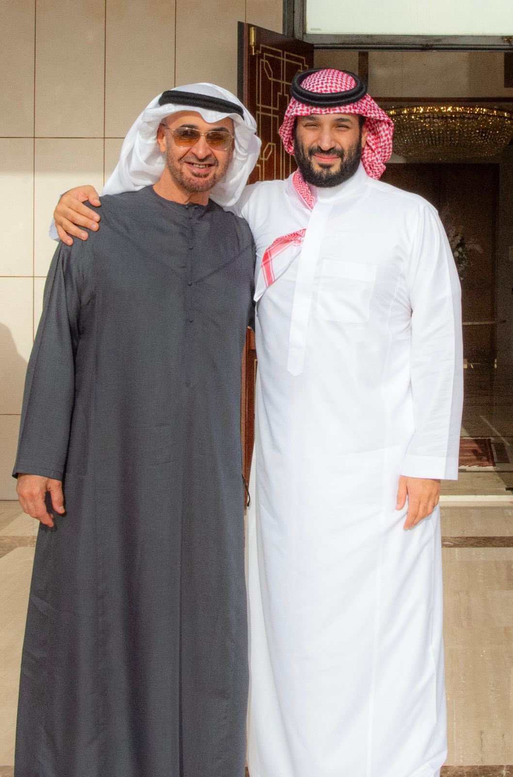 ولي العهد يلتقي رئيس الإمارات في قصر العزيزية في المنطقة الشرقية.  