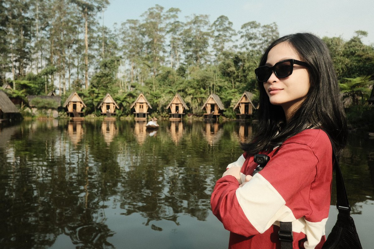 Jasmine jalan-jalan Bandung.