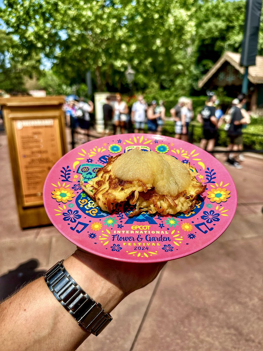 I went all the way to Germany, just to try these Potato Pancakes! (All the way to Germany in Epcot that is) 🥞🥔🇩🇪
.
#OrlandoFlorida #WaltDisneyWorld
#Epcot #FlowerAndGardenFestival
#DisneyBlogger #TuckDoesDisney
#Freshcot #DisneyFood #Disney
#FreshEpcot #PotatoPancakes 🥞