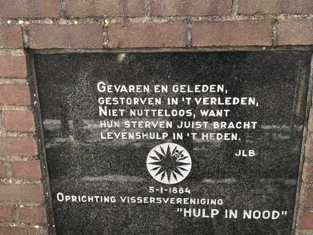 Voorafgaand aan de feestelijkheden in Zoutkamp de kranslegging bij het monument op de dijk met de namen van degenen die op zee hun leven hebben gegeven. #waardevol