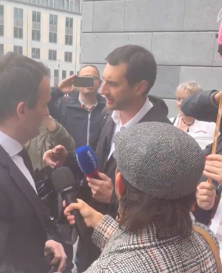 Intéressant de voir que le premier journaliste à se jeter sur Florian Philippot à l'entrée d'un tribunal de Liège a une bonnette 'Россия', c'est-à-dire la principale chaîne d'État russe.