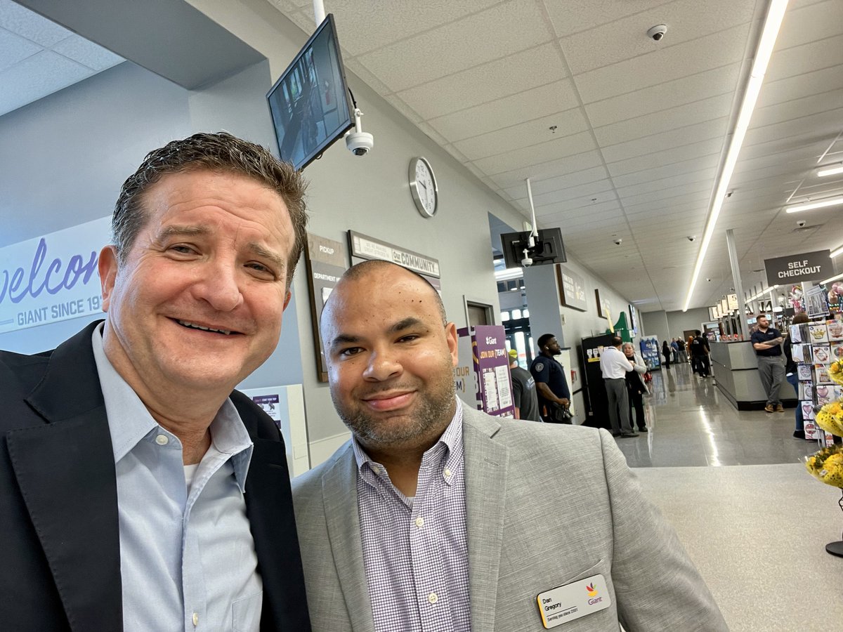 Great to be with @GiantFood Family and supporting @The_USO and love @dcunited sponsor @thefruitist . Brand new store in Parkville! And thank you @tipsyrph and Bruce #USO #Community #Connections