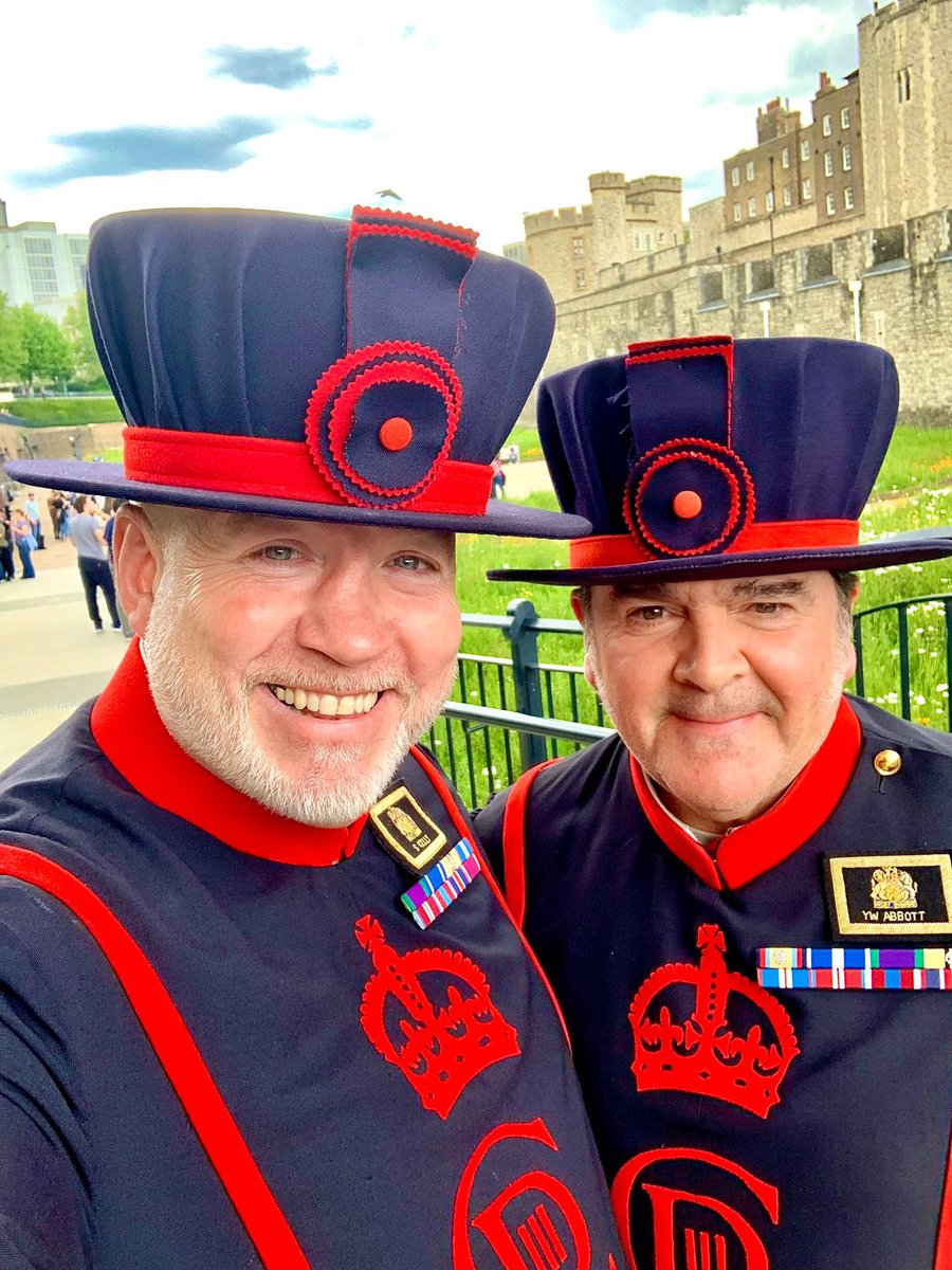 Fellow YW @scottpaulkelly grabbed a pic before I started the last tour of the day @TowerOfLondon