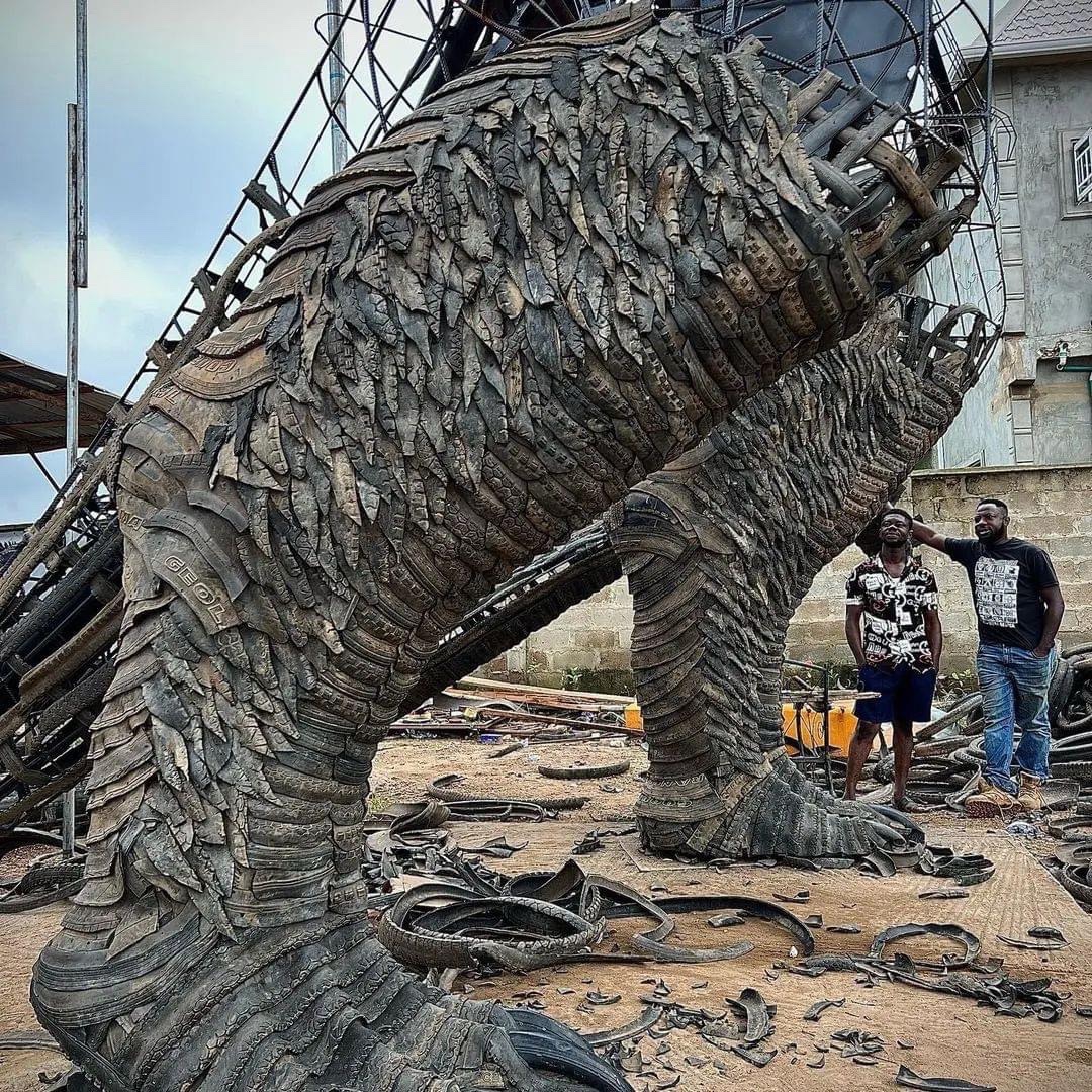 Wow 🤩 👏👏👏 This is the biggest sculpture in Nigeria 🇳🇬 made from wasted and recycled TYRES by Toyeeb Ajayi! It stands at 24 feet tall! Look at that Godzilla 😳😱.