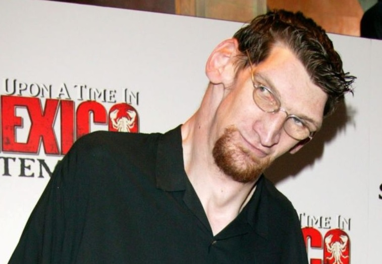 Happy Birthday to the memory of Matthew McGrory, known for his role as Tiny in House of 1000 Corpses! 🎉👹 #HorrorMovies #HorrorCommunity #HorrorArt #Creepy #ScaryStories #Haunted #ZombieApocalypse #Slasher #RobZombie