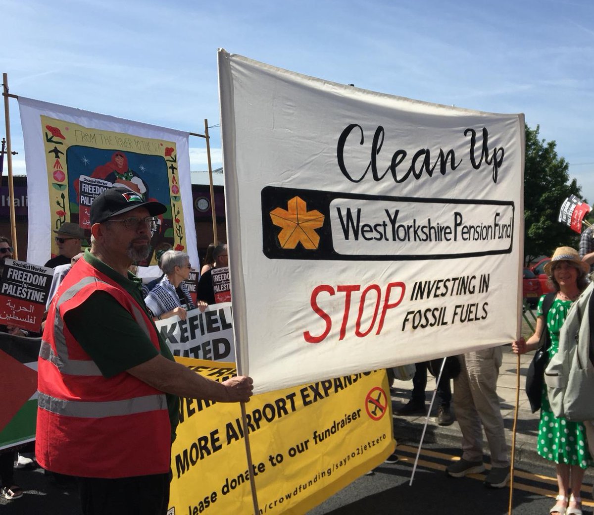 Great to be in sunny #Wakefield last Sat for @BannersHeldHigh! We held our banner high and thank Wakefield for their support as we call on @WYPF_LGPS @WYPF_Investment to #divest from #fossilfuels for a liveable future for all! Good progress recently.