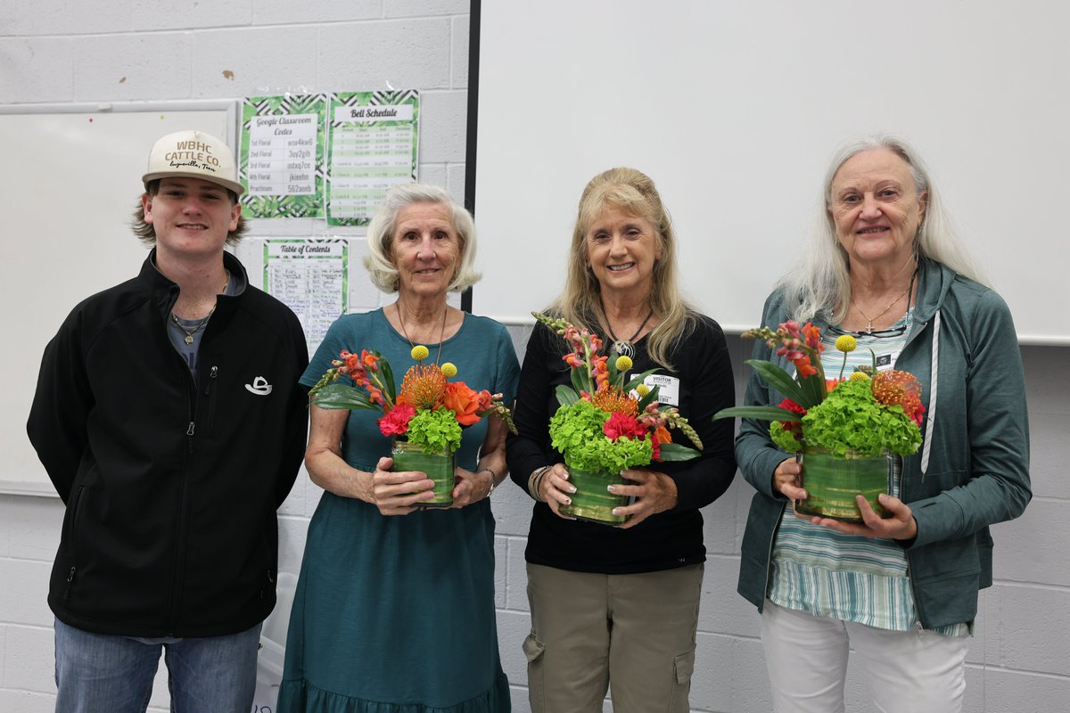 Our last Retired Seniors Valued in Plano (RSVP) event was held Thursday @PWSHWolves. Participants created spring floral arrangements to take home with help from Floral Design students and teachers.🌺Learn more about RSVP and sign up: pisd.edu/rsvp
#LevelUpPlanoISD