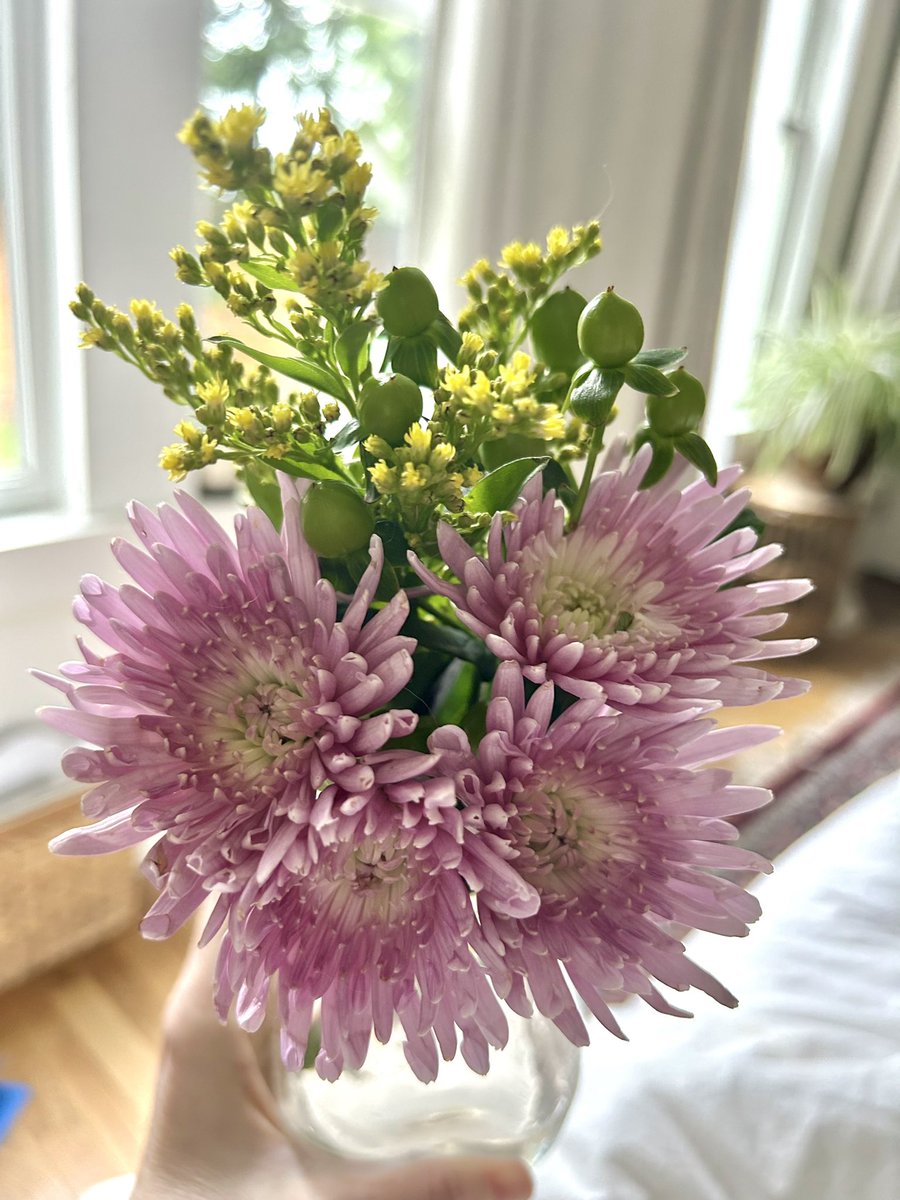 A couple of days go, my neighbor dropped off these beauties with dinner.

“Flowers always make people better, happier, and more helpful; they are sunshine, food, and medicine to the soul.' -Florence Nightingale

#LongCovid #Ittakesavillage