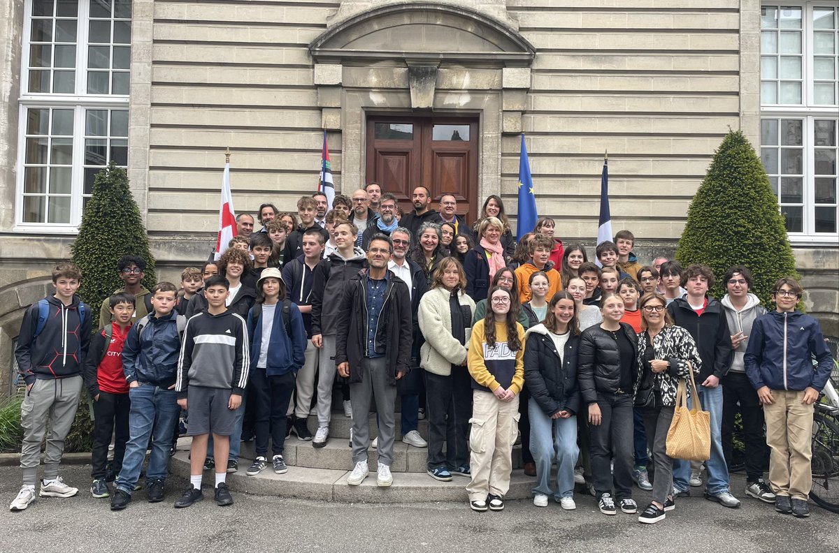 Regards croisés entre les jeunes nantais et les jeunes anglais de Hertford ! Une richesse d’ouverture linguistique et culturelle, un impératif pour lutter contre le repli. Ravi d’accueillir en mairie les collégiens, les familles et l’équipe pédagogique du collège Gaston Serpette.