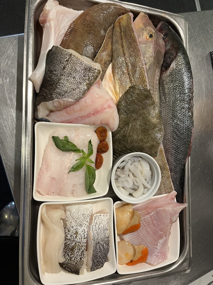 This is a very full tray tonight for our lucky customers. 
#weekend #lovemyjob #fish #eatmorefish