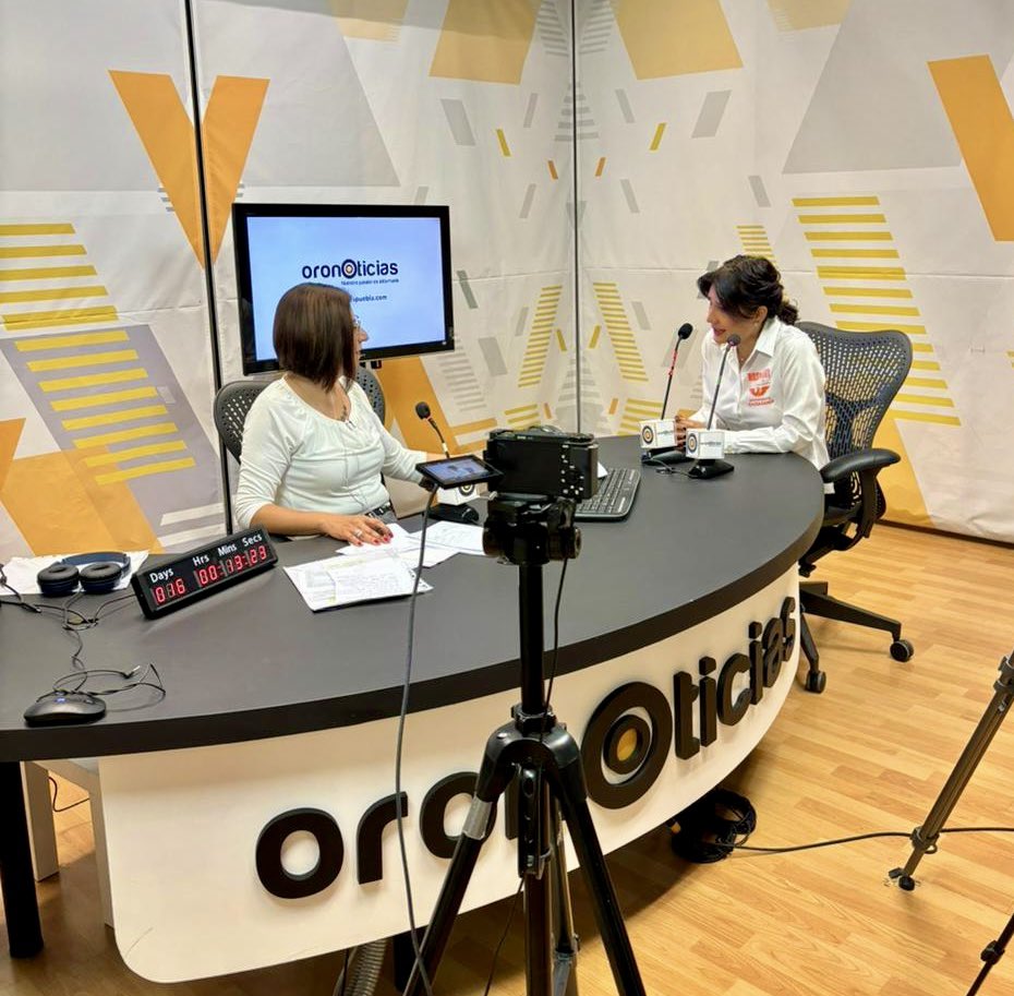 romasoca's tweet photo. Muchas gracias @estradapaty y Grupo Radio Oro por invitarme a su espacio, fue todo un placer poder platicar contigo 🧡 
#rosamarysoto #distritofederal9 #lonuevoapenascomienza🧡👊  
@MovCiudadanoPue @FerMoralesMtz @AlvarezMaynez @FedrhaSuriano https://t.co/PKmFqduKhB