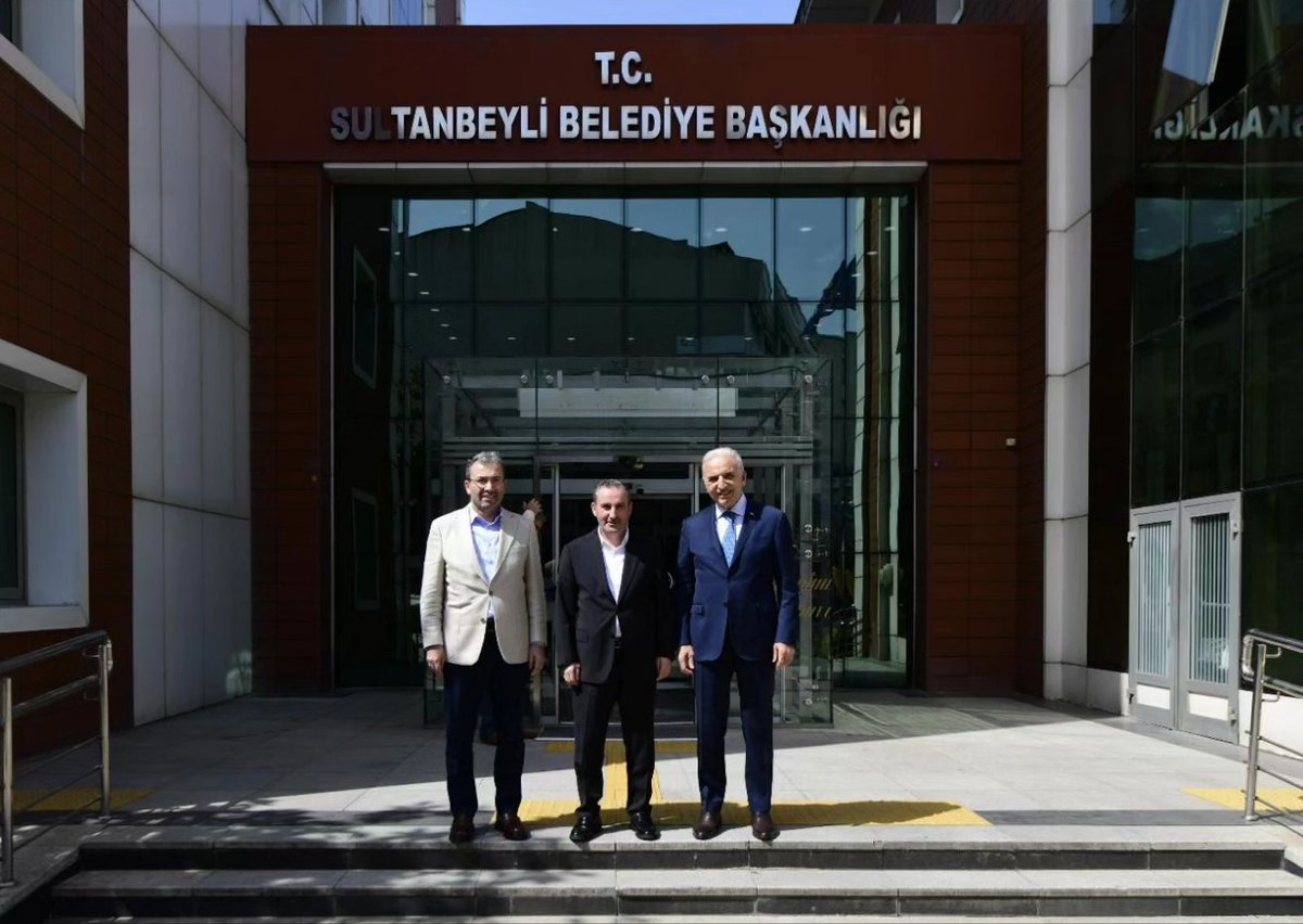 Pendik Belediye Başkanımız @ahmetcinpendik ile birlikte Sultanbeyli Belediye Başkanımız @alitombas_'a hayırlı olsun ziyaretinde bulunduk. Kıymetli başkanımıza gösterdikleri ilgi ve muhabbetlerinden ötürü teşekkür ediyor, yeni hizmet döneminde muvaffakiyetler diliyorum.