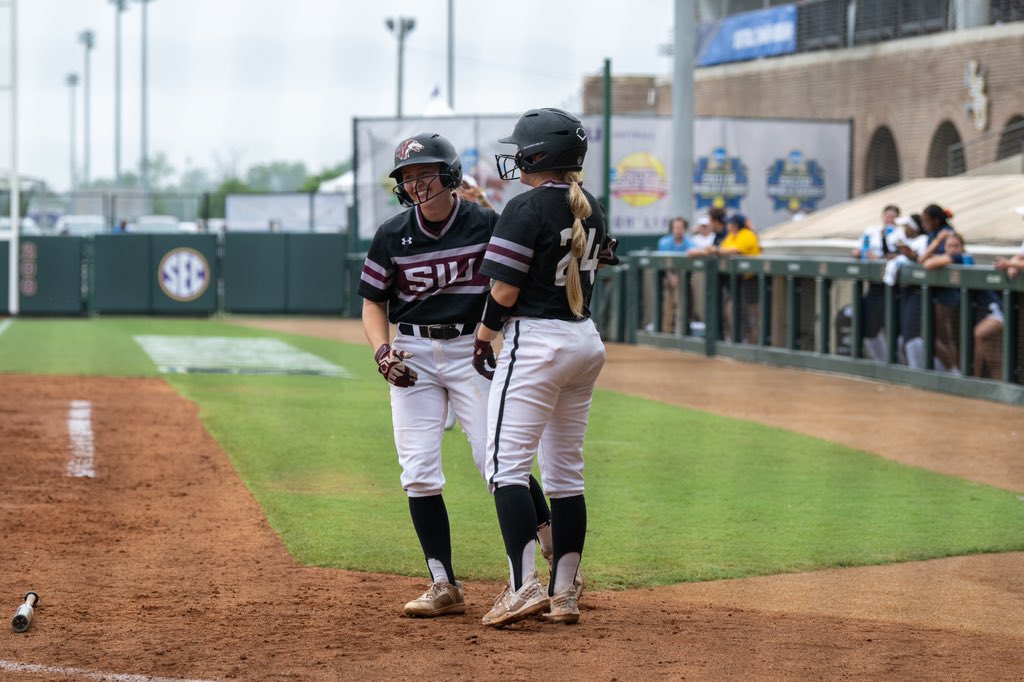 Salukis hang 5️⃣ in the second! 

<a href="/RylieHamilton1/">Rylie Hamilton</a> &amp; <a href="/sidneyjones21/">sidney jones</a> both bring in runs on sac flys 👏

M2 | #Salukis 5, Cal 0