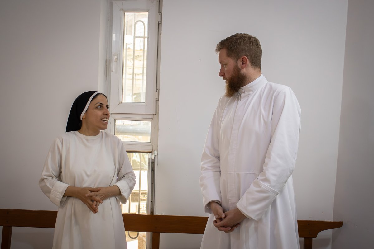 SOSCdOrient's tweet image. 🇮🇶 #Irak – Les volontaires et l'abbé Guillaume de la fraternité @wigratzbad rendent visitent aux sœurs du couvent de #Teleskuf.
✈️ Toi aussi viens rencontrer les #chrétiensdOrient. Rejoins-nous en mission : volontaires@soschretiensdorient.fr