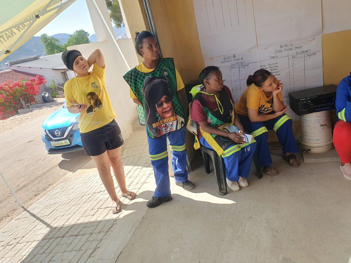 ANC NAMAKWA RET ELECTIONS OUTREACH 
REGIONAL CHAIRPERSON CDR MERVIN CLOETE DOOR-TO-DOOR IN BERGSIG 

ANC RC-Cde Mervin Cloete flanked with ANCYL DPS-Cde.Erald Cloete , SASCO PC Tshepang and Volunteers led an intensive door-to-door in Bergsig. 

#VoteANC🗳️
#ANCAtWork