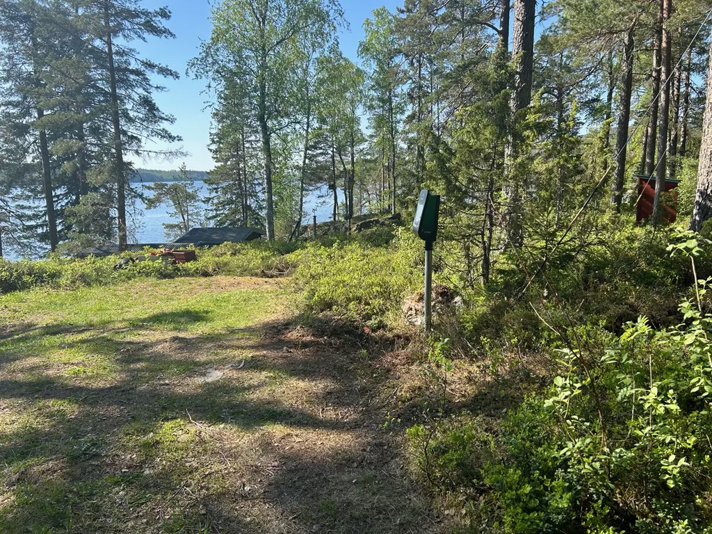 Nu ska elbilen laddas från stugans nya coola laddstolpe mitt i spenaten! Och elen (åtminstone en del av den)  kommer från solceller på stugtaket. Vi har 26 mil till stugan så känns bra att vara elproducent. #swgreen