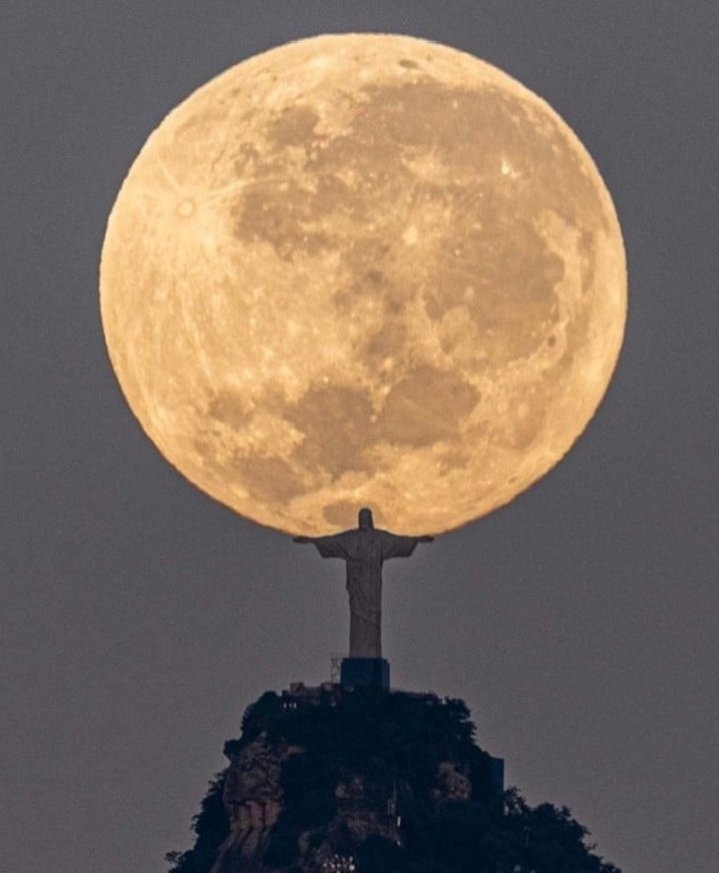 @Culture_Crit After astronomical calculations and a 3-year wait for the right moment, photographer Leonardo Sens took this great photo. Look how beautiful the picture is... It took 3year of patience. DO YOU THINK ITS WORTH IT?