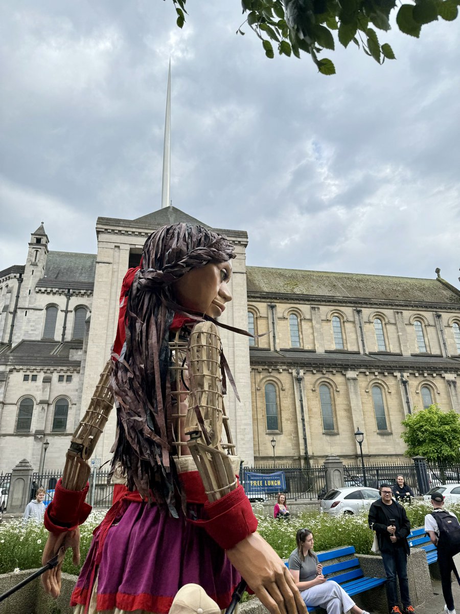 A wonderfully theatrical walk around the Cathedral Quarter this afternoon with Little Amal, as she was introduced to city customs like the Belfast bap, linen and traditional music. @walkwithamal #Belfast24