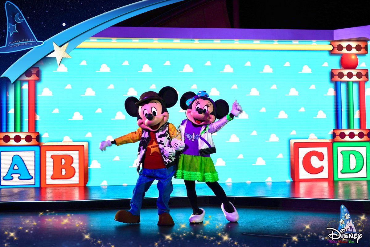 “Platinum Celebration Gala' For #MagicAccess Platinum Members: #MickeyMouse and #MinnieMouse, dressed as a cowboy sheriff and a space ranger respectively, will meet the event guests at the #TomorrowlandStage. 「#奇妙處處通」白金卡會員感謝晚會－「#奇妙星願盛會」：#米奇老鼠 同埋