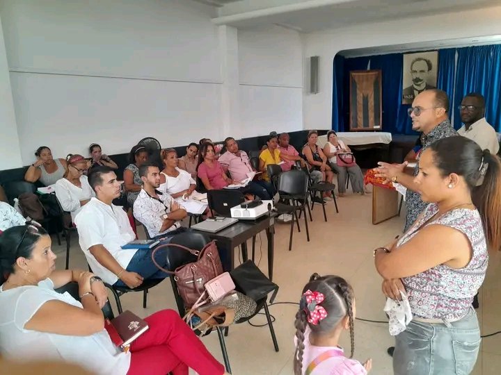Intercambiamos ahora en la Fragua Martiana con los directores de Educación de #LaHabanaDeTodos. En vísperas del 129 Aniversario de la caída en combate de Martí Hacer es la mejor manerade decir, si se dice a tiempo. #LaHabanaViveEnMi #Cuba