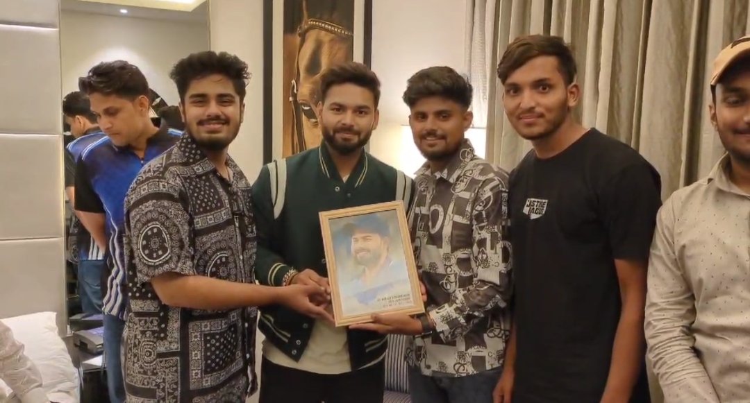 Fans gifted a beautiful art work to their idol, Rishabh Pant ❤️