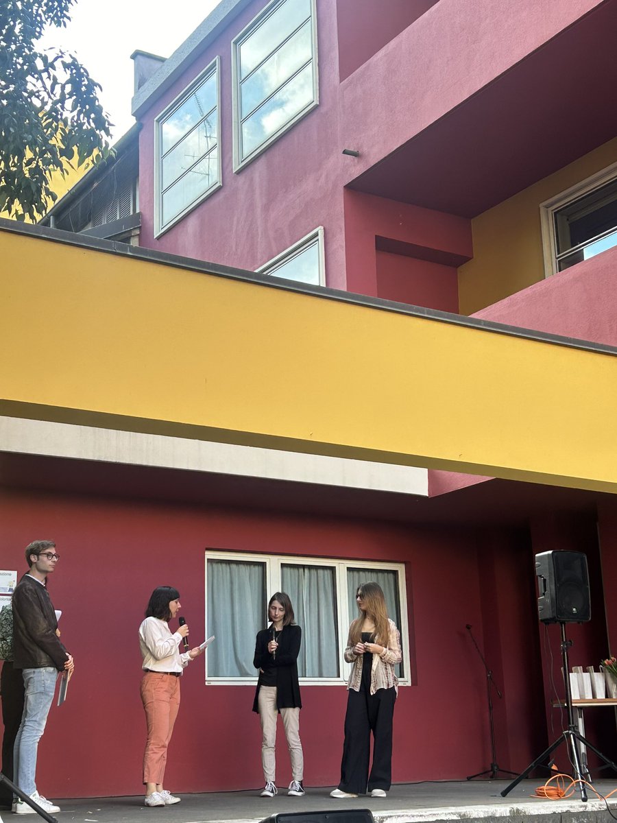Salgono sul palco Anja Boato e Eleonora Daniel, editor di <a href="/accentoedizioni/">accentoedizioni</a>.
“Il libro di Anja ci ha subito entusiasmati. Uno di quei casi in cui leggendo un manoscritto per la valutazione capisci di volerlo pubblicare, non siamo riusciti a smettere di leggerlo.”