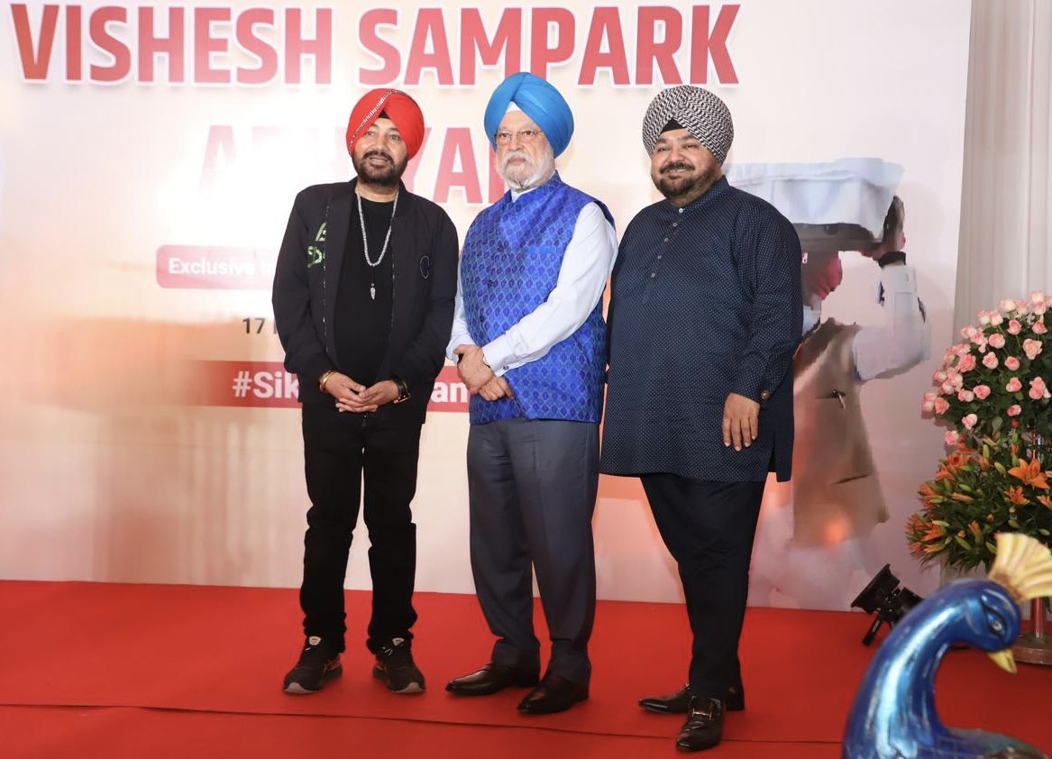 With the two Stalwarts! 
Delighted to welcome the king of melody Sardar @dalermehndi Ji & 
India‘s celebrated fashion icon Sardar @JJValaya6 Ji at a Vishesh Sampark Abhiyan interaction at my residence today.

#SikhswithNamo