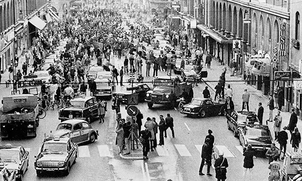 1967 stellte Schweden von Links reibungslos auf Rechtsverkehr um.
..in Deutschland wäre das über sämtliche Instanzen aller verfügbaren Gerichte: Amtsgericht, Nudelgericht, Linsengericht, Landgericht, Bundesverfassungsgericht. Und zu guter Letzt ein Veto vom BUND.