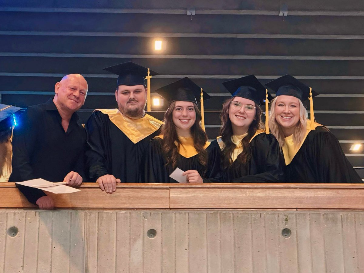 From blueprints to beautiful careers! Congratulations to these creative new Interior Decorators (and their instructor Barry) for turning their visions into reality. We can’t wait to see where your careers take you! 🛋️🖼️🎓

#ACGrad2024 #InteriorDecorating