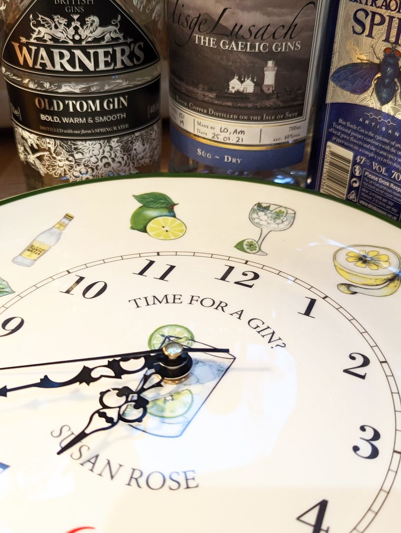 Without a doubt this is my favourite clock design because guess what - it's Friday Night & that means it's gin night! #FridayFun #MadeinBritain susanrosechina.co.uk/product/person…