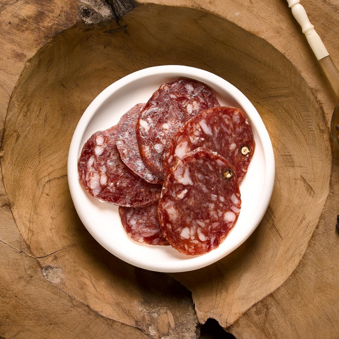 El aroma a pimienta y el sabor intenso y ligeramente picante de nuestro salchichón de bellota lo hace inconfundible... e irremplazable.

Hazte con tu pieza pegando en nuestra tienda online 👉🏻 bit.ly/44oCr9S