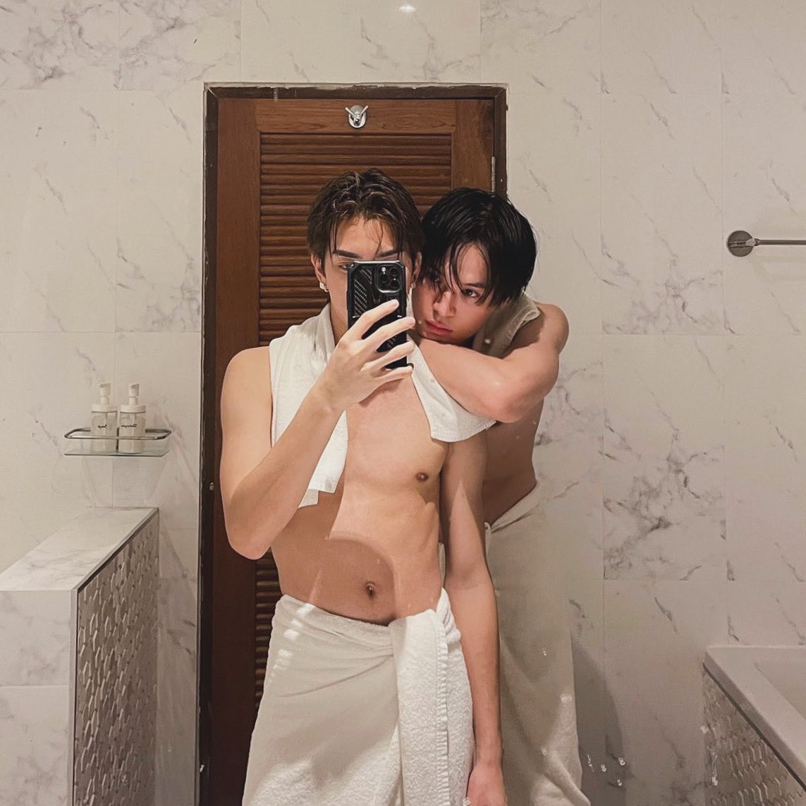 -both in towels
-wet hair
-posting mirror selfie in bathroom
-babe's hair color changed

don't blame me if my mind go wild tonight🤚
[#BillyBabe #bbil1ypn #babiibabe]