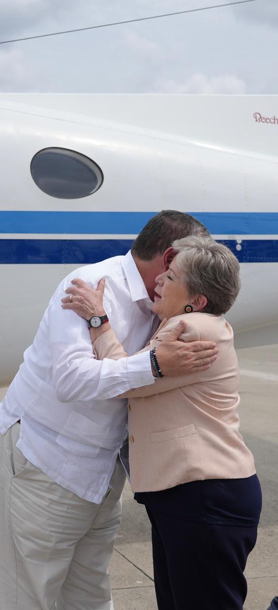 📸 En Tapachula, la canciller Alicia Bárcena recibió al presidente @BArevalodeLeon de Guatemala, quien sostendrá una reunión bilateral con el presidente @lopezobrador_ y sus ministros y ministras de diferentes carteras. Con esta reunión, México y Guatemala fortalecen sus lazos