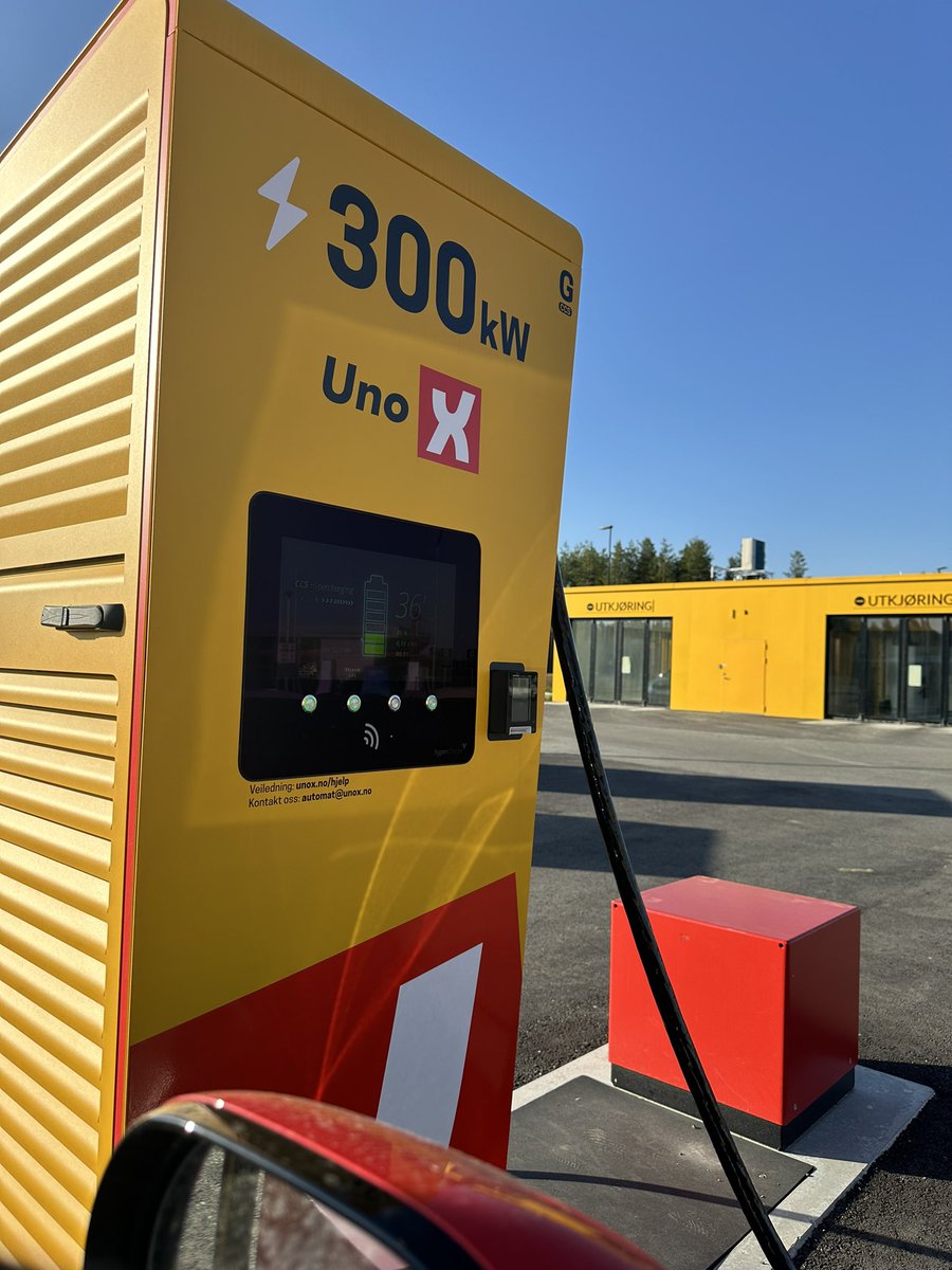 UNO X DERE. De har skjønt noe ingen andre har skjønt. Kortterminal på hurtigladere. NEI JEG VIL IKKE HA EN NY APP OG NY BRUKER HVER GANG JEG LADER. Endelig