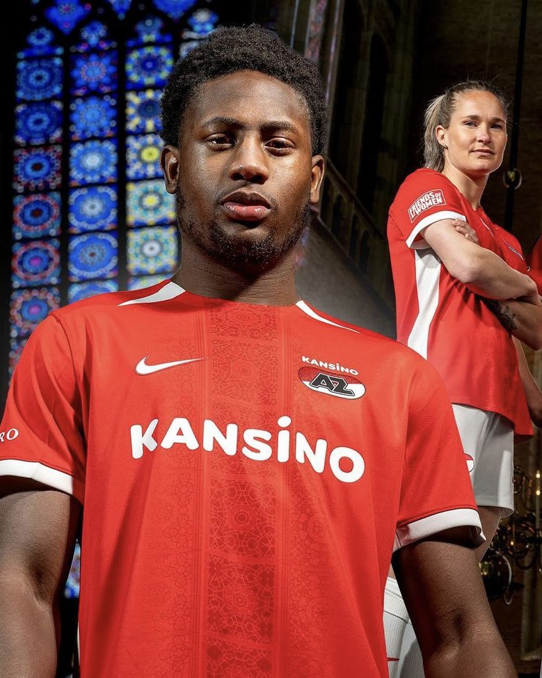 Le pattern du nouveau maillot domicile de l’AZ Alkmaar reprend des éléments des vitraux de la Grande Église Saint-Laurent de la ville. 👕🇳🇱 Imaginez Nike pond un truc comme ça au TFC avec la Basilique Saint-Sernin ou la Cathédrale Saint-Étienne… 🤤