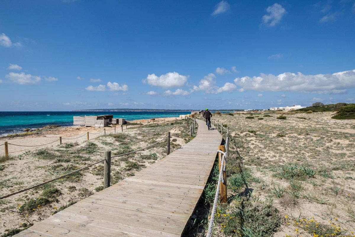 Entdecke #Formentera auf zwei Rädern. Mit mehr als 32 ausgeschilderten grünen Routen bietet die Insel mehr als 100 Kilometer spektakuläre Landschaften, die man mit dem Fahrrad erkunden kann.