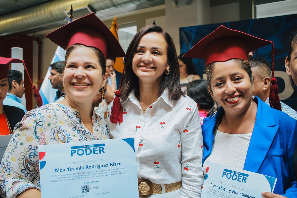 Tenemos nuevas emprendedoras graduadas a través del programa PODER, que desarrollamos en alianza con @USAID e @IMPAQTOec. Nuestra prefecta @marcelaguinaga y nuestro viceprefecto @CarlosGSerranoB participaron en la ceremonia que marca el inicio de una nueva etapa en la vida de