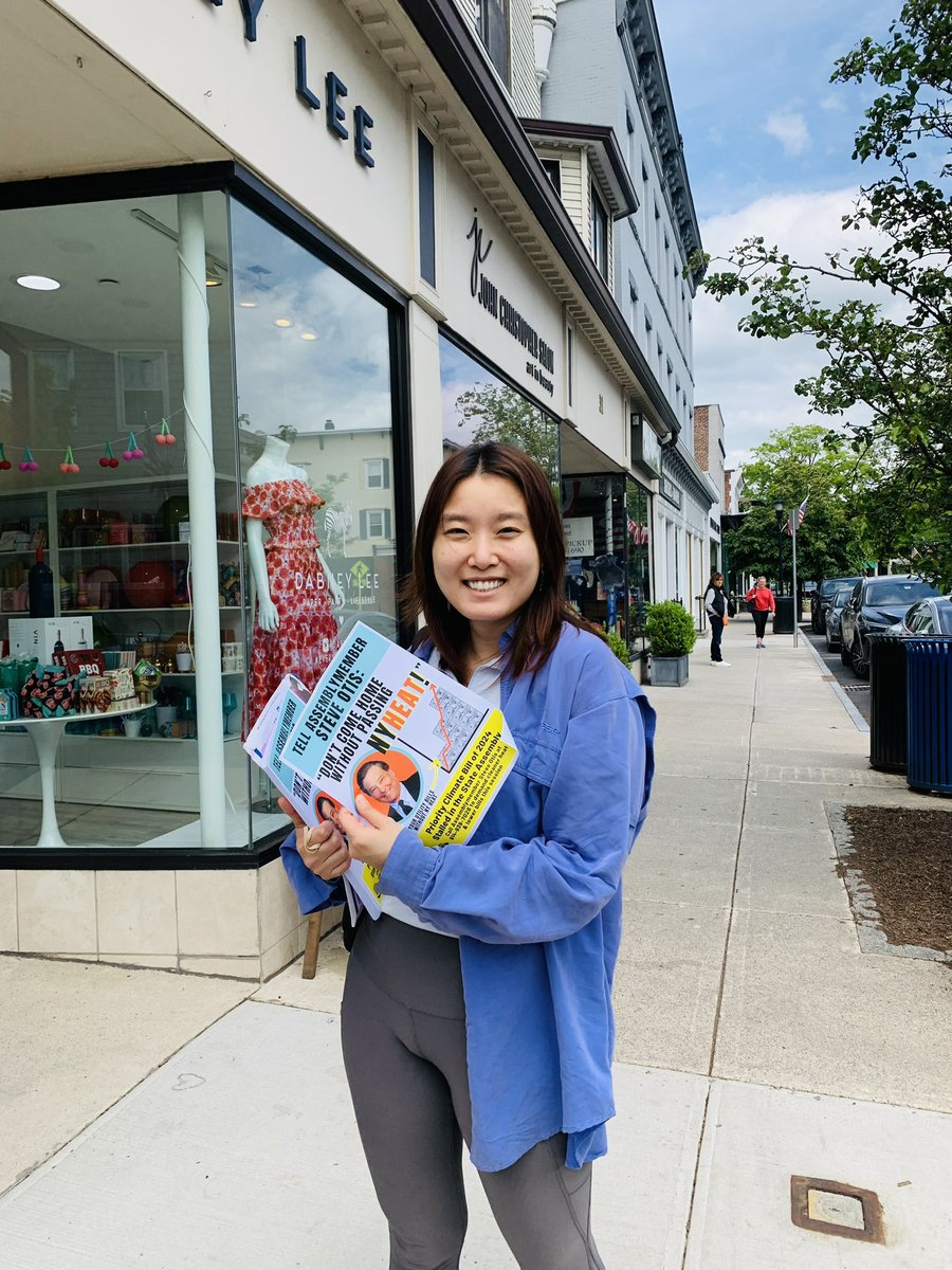 Climate organizers were flyering in Rye today to talk to constituents about #NYHEAT! @SteveOtis91, don’t come home without passing the NY HEAT Act!