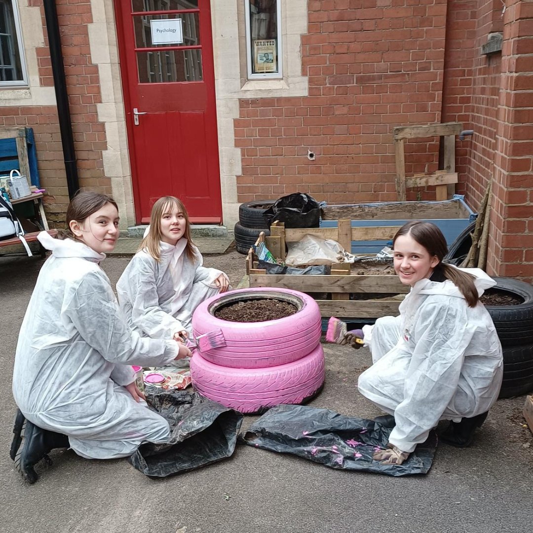 🌱 Ms. Barratt founded our gardening club to offer pupils the opportunity to learn about gardening.

Nieve, Anna, Chloe, Ena and Sarah have all been instrumental in creating this small oasis at Bablake. 

Well done to all involved.

#EcoFriendly