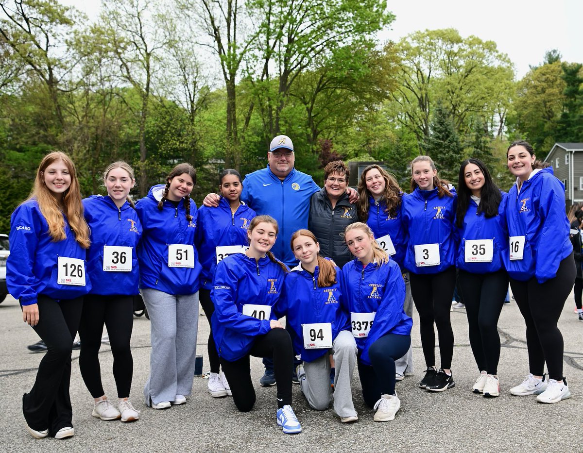 Let’s go ladies ! Home Sectional Quarterfinals game tomorrow, May 18th @ 11AM. Vs Nyack/ Nanuet 
One team - One family 
💙🥎💙🥎💙🥎💙🥎💙
⁦@ArdsleyPanthers⁩ 
⁦@LoHudSoftball⁩